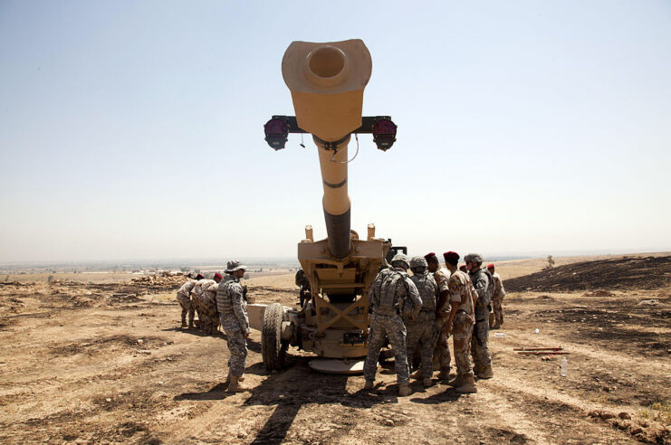 US and Iraqi troops manning a Howitzer