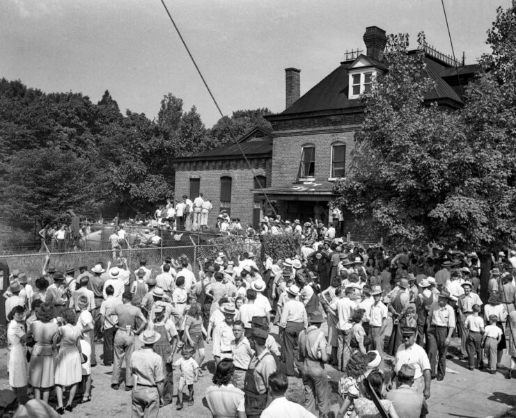 Crowd gathered outside of the jail in Athens, Tennessee 