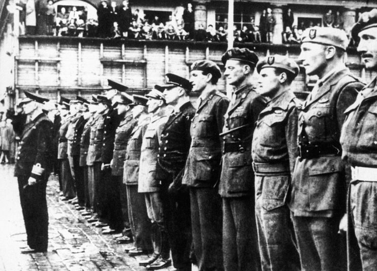 Paddy Mayne lined up with other British soldiers