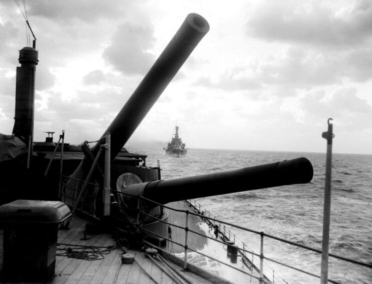Close-up of the guns aboard the HMS Hood (51)