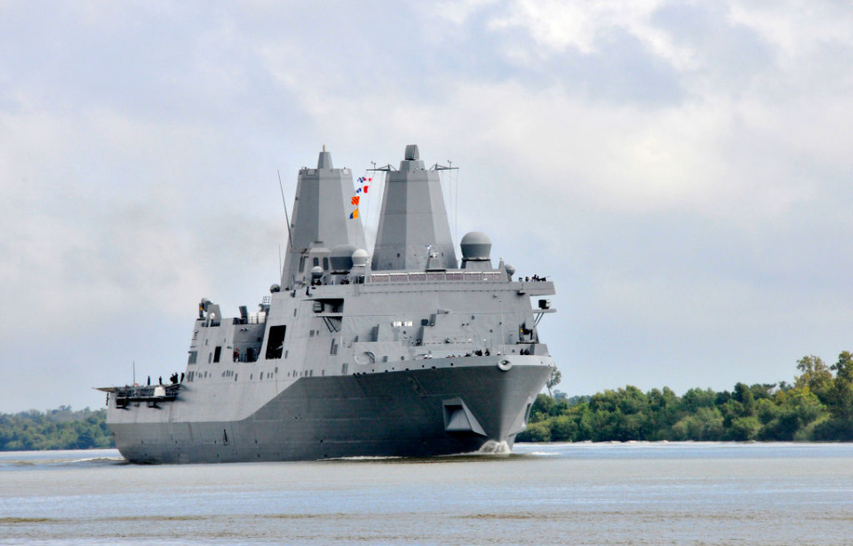 USS New York (LPD-21) transiting the Mississippi River