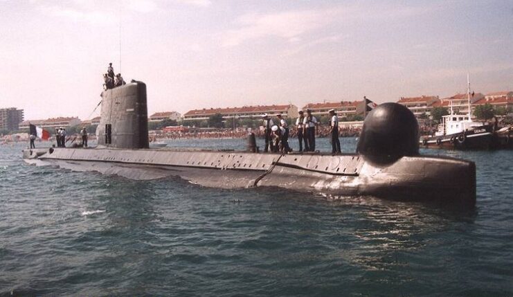 The submarine Doris with men standing on top.