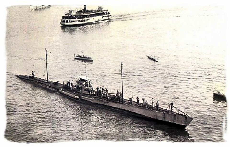 Photo Credits: unknown US seaman / National Archives and Records Administration / Wikimedia Commons / Public Domain (contrast, saturation and sharpness increased in Canva). 