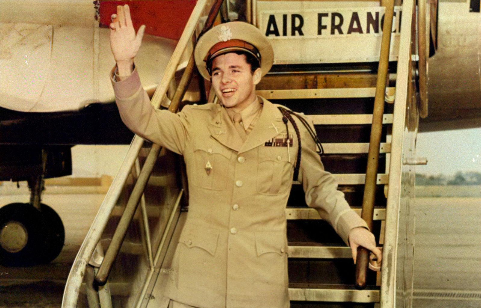 Photo Credits: Tom Gallagher / New York Daily News Archive / Getty Images. (colorized and cropped by Canva).