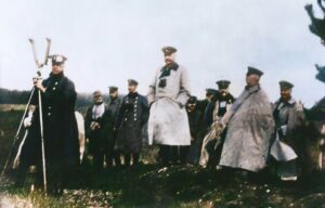 Field Marshal Paul von Hindenburg (center, with binoculars) at his command post; at the scissor telescope Lieutenant Colonel Max Hoffmann, on the right is General Erich Ludendorff (with cloak).