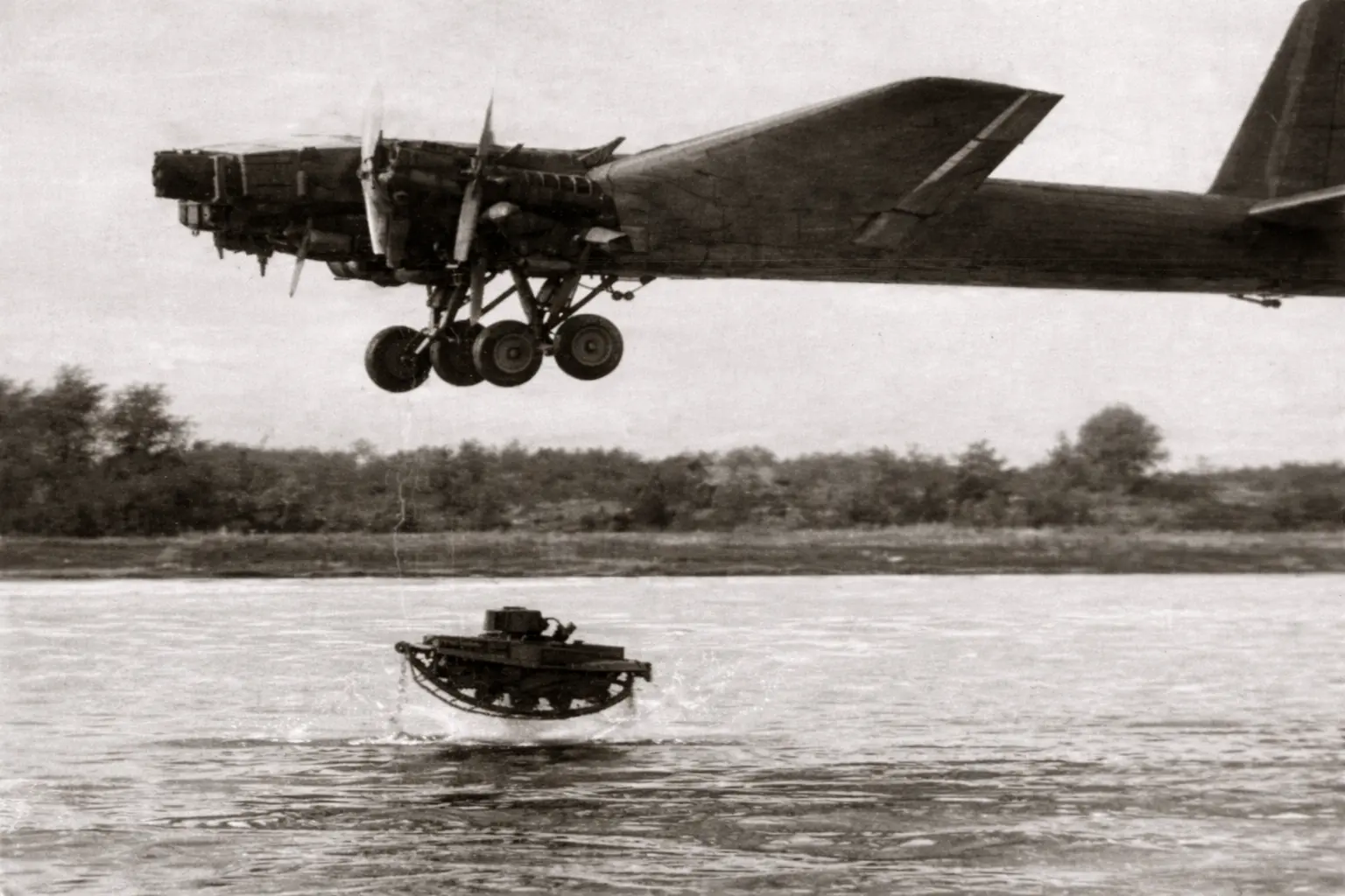 An image of the Antonov A-40 tank flying and dropping the T-60 tank attached to it.