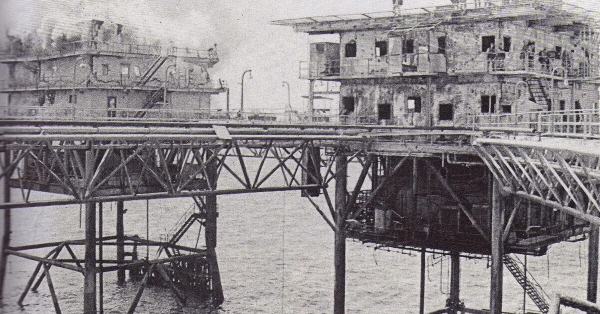 Operation Praying Mantis: US Marines on top of the Iranian oil platform of Sassan. April 18 1988