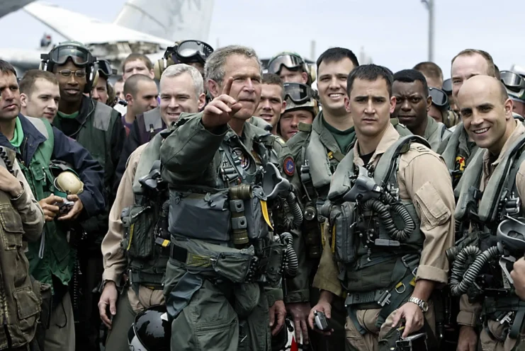 US President George W. Bush meets pilots and crew members of the aircraft carrier USS Abrahan Lincoln as they return to the US after being deployed in the Gulf region 01 May 2003