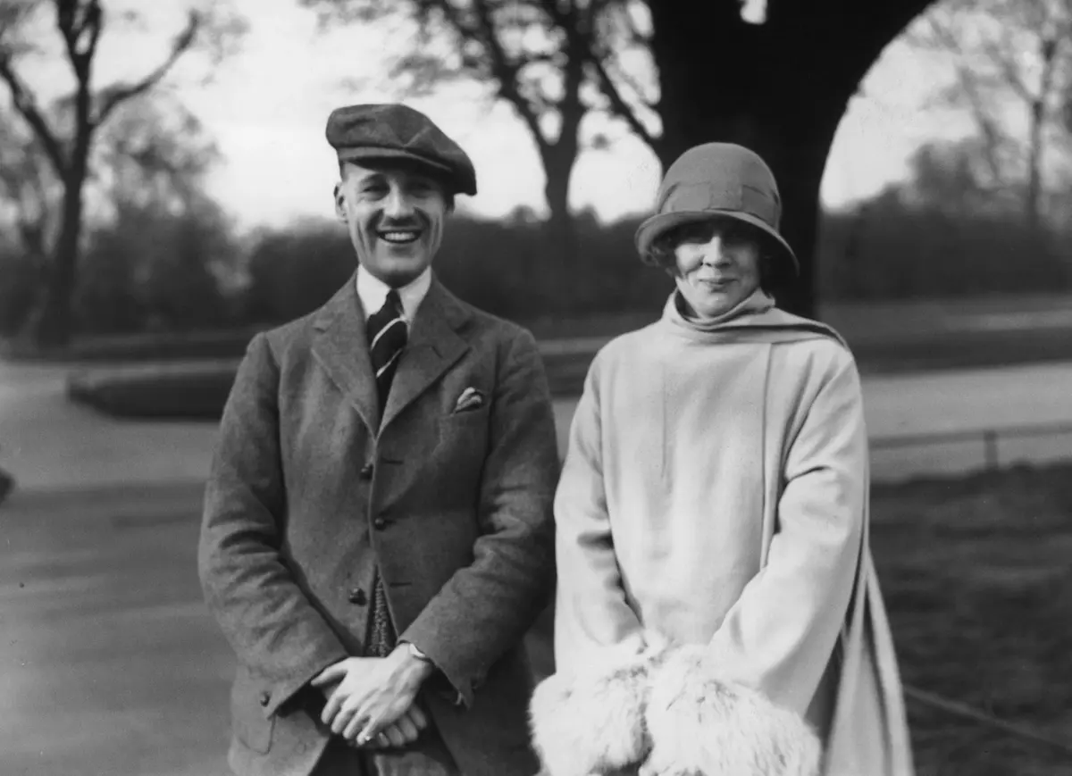 British stage magician and illusionist Jasper Maskelyne (1902 - 1973) with his fiancee Evelyn Home-Douglas in Regent's Park, 7th February 1925.