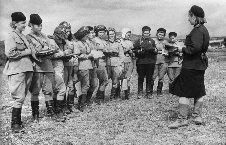 Deputy Commander of the 46th Guards NBAP S. Amosov sets a combat mission for pilots, Gelendzhik